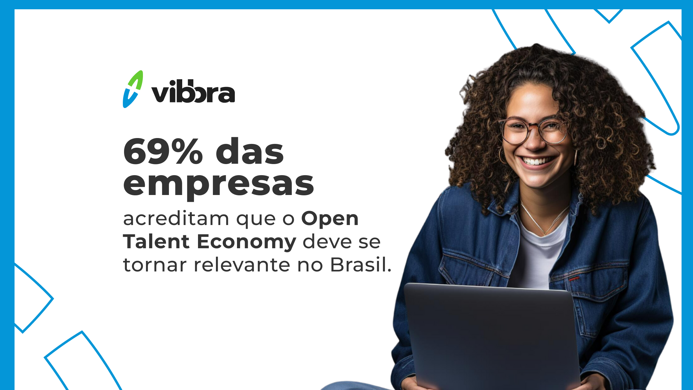 Mulher sorridente com cabelo cacheado. Ela está com um notebooque no colo. Na imagem tem escrito 69% das empresas acreditam que a open talent economy deve se tornar relevante no brasil.