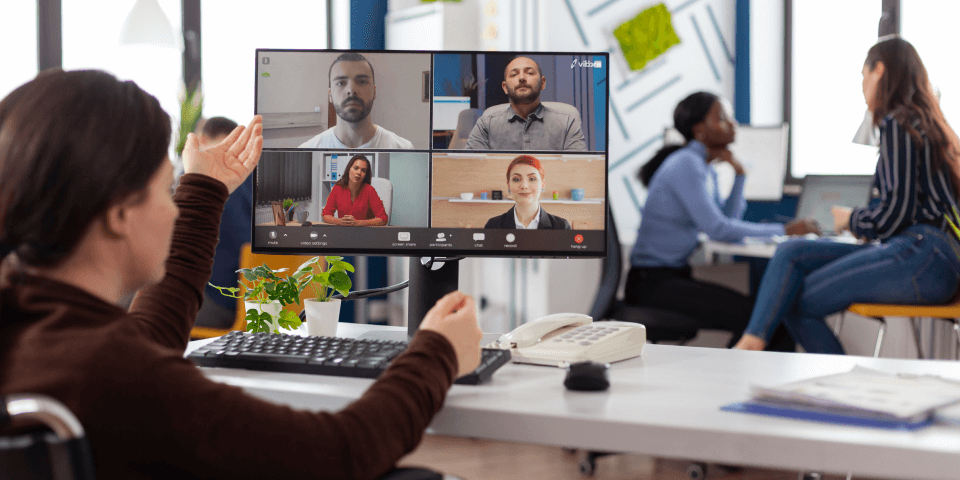 Mulher de negócios em cadeira de rodas, discutindo a estratégia de marketing com o time tech remoto durante a conferência de videochamada online no escritório de negócios. Teleconferência na tela do computador