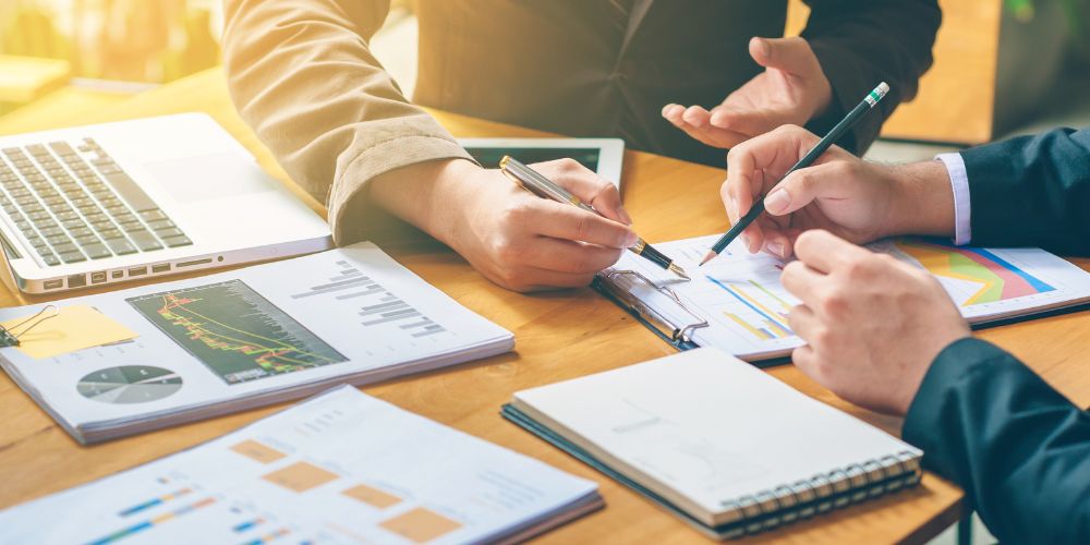 Executivos analisando gráficos e relatórios em reunião sobre transformação digital no Brasil.