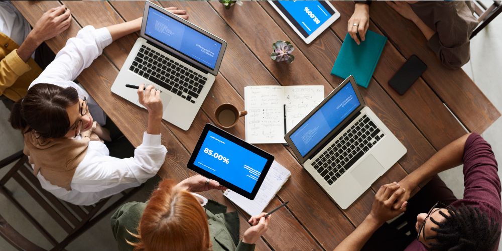 Profissionais de tecnologia analisando gráficos digitais, representando a urgência em adotar squads cognitivos para competitividade.