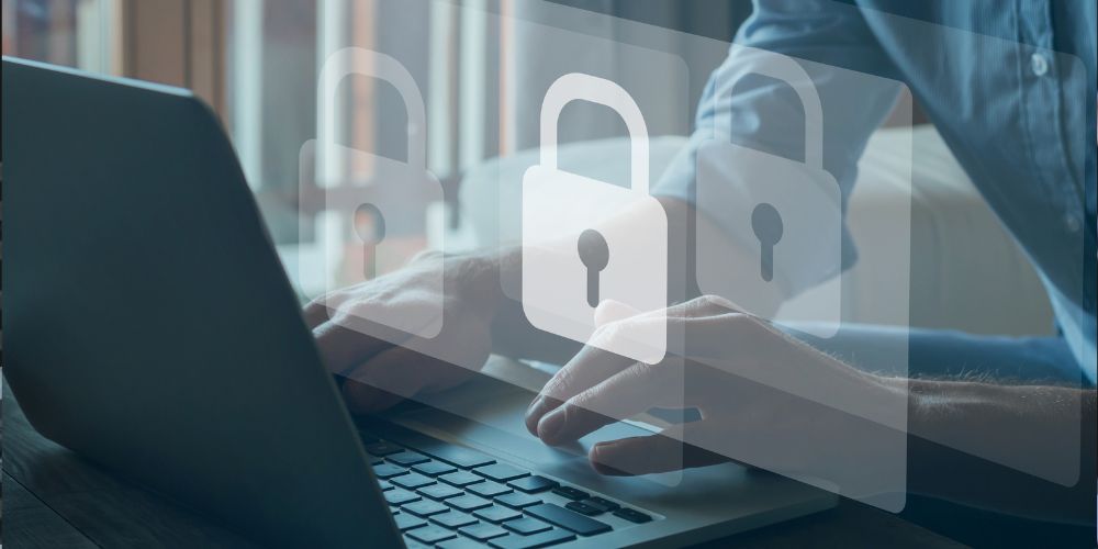Pessoa digitando em notebook com ícones de cadeado representando segurança em treinamento de IA.