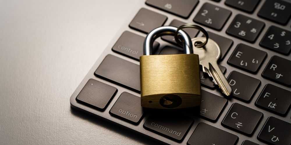 Cadeado com chave sobre teclado simbolizando segurança com IA em ambientes digitais e computacionais.