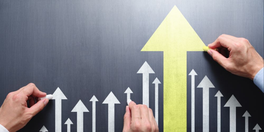 Setas apontando para cima representando a evolução do roadmap de tecnologia e crescimento estratégico impulsionado por inovação e transformação estrutural.