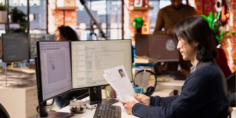 CTO analisando métricas de desenvolvimento para escalar tecnologia sem aumentar headcount