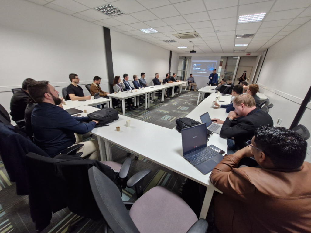 Executivos e líderes de tecnologia participam do CTO Breakfast by Vibbra, encontro fechado em Florianópolis sobre IA, desenvolvimento de software e Squads Cognitivos.
