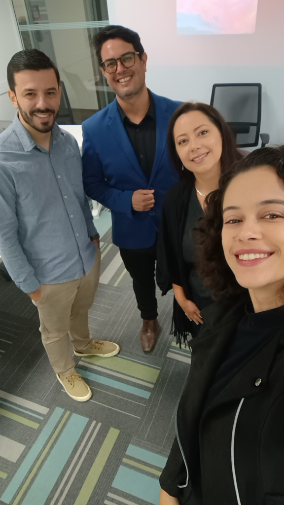 Everton Bernardes, Leandro Oliveira, Juliana Nascimento e Fernanda Barcelos posam juntos durante o CTO Breakfast by Vibbra, evento com líderes de tecnologia sobre IA, engenharia de software e Squads Cognitivos.