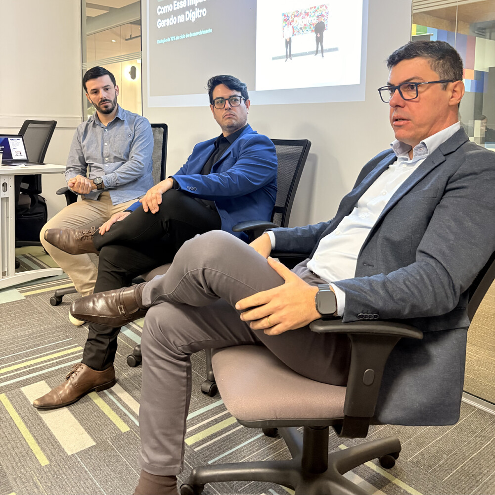 Everton Bernardes, Leandro Oliveira e Agenor Pacheco Junior durante o CTO Breakfast by Vibbra, em discussão sobre o case da Dígitro e o uso de IA para acelerar entregas de software com governança.