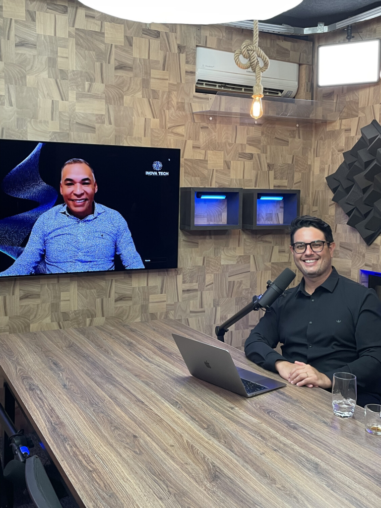 Leandro Oliveira, da Vibbra, durante a gravação do Vibbracast, com Joás Andrade participando remotamente por uma tela no estúdio.