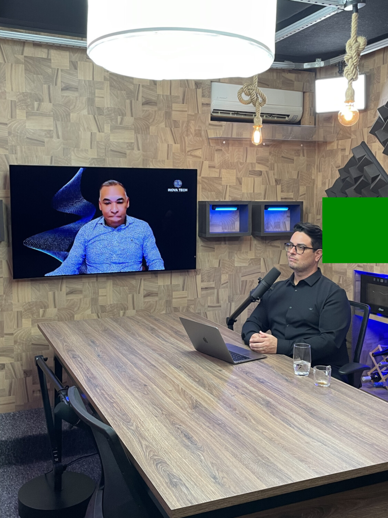 Leandro Oliveira, da Vibbra, durante a gravação do Vibbracast no estúdio, com Joás Andrade participando remotamente pela tela.