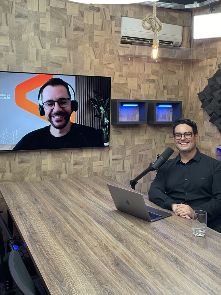 Leandro Oliveira, da Vibbra, durante a gravação do Vibbracast, com Bruno Belini, do Grupo Supero, participando remotamente pela tela.