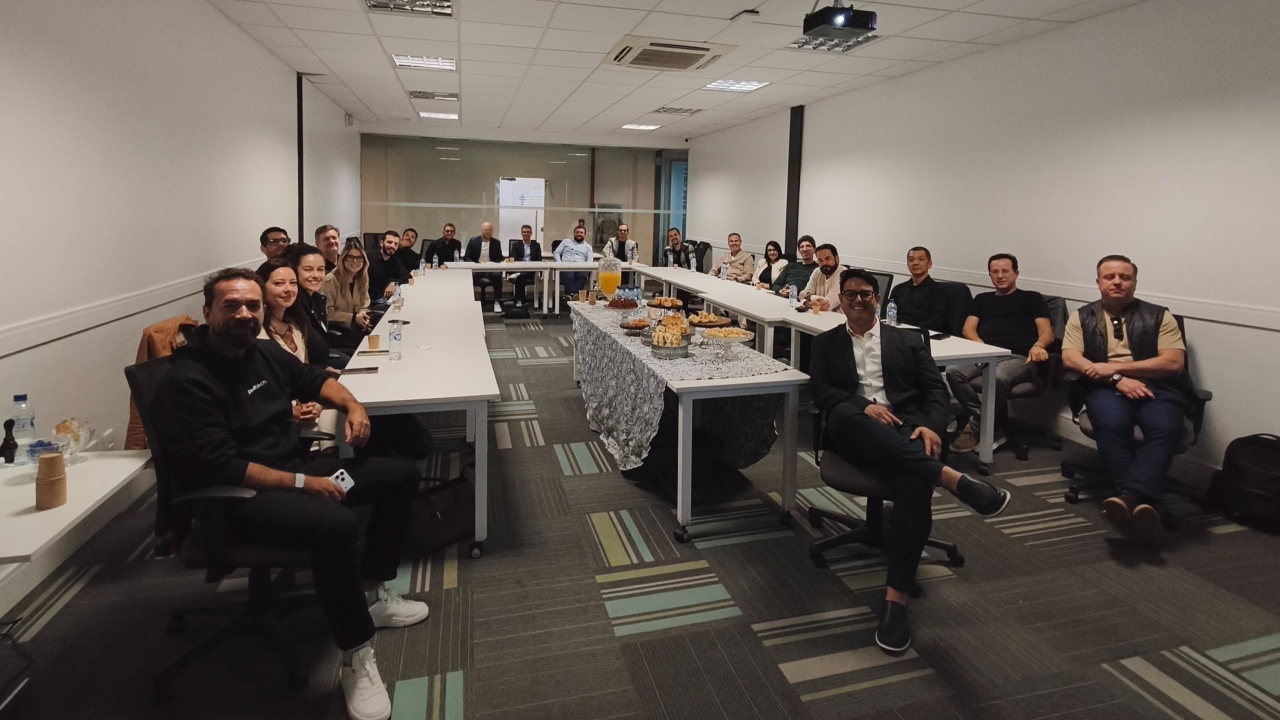 Executivos e lideranças de tecnologia reunidos na segunda edição do CTO Breakfast by Vibbra, em Florianópolis.