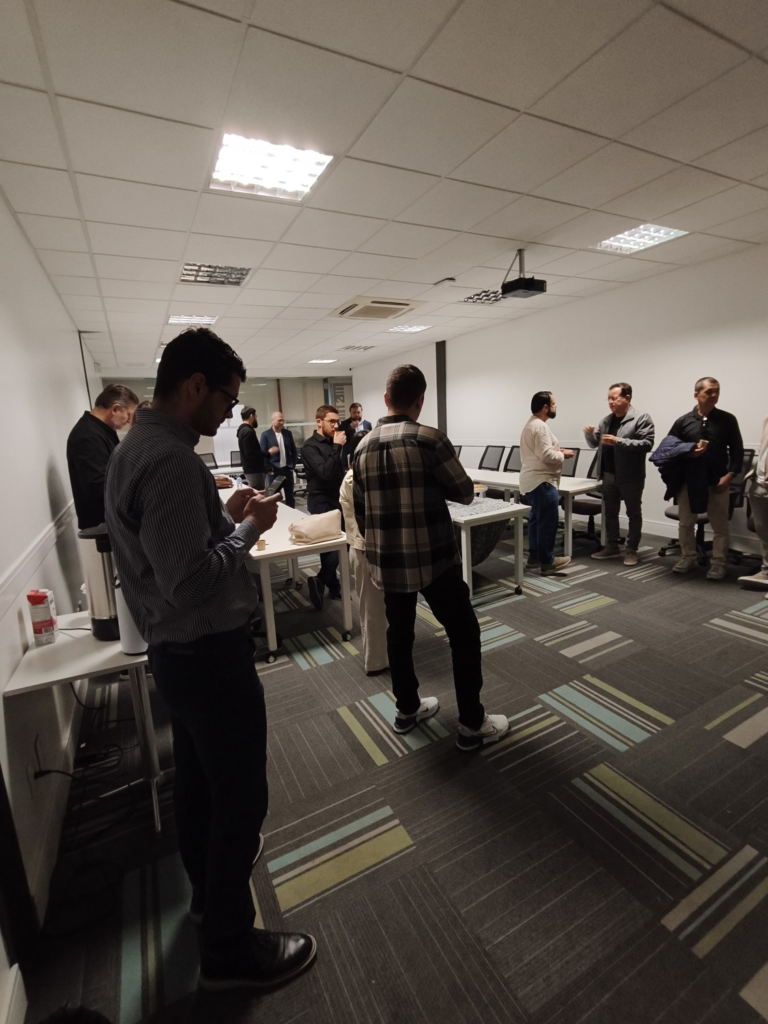 Executivos de tecnologia conversam durante o networking da segunda edição do CTO Breakfast by Vibbra.